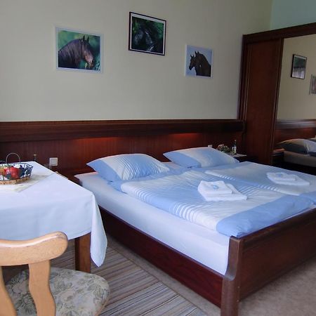 Pension Rosenhof กอร์ลิตซ์ ภายนอก รูปภาพ