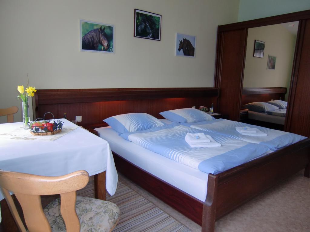 Pension Rosenhof กอร์ลิตซ์ ภายนอก รูปภาพ